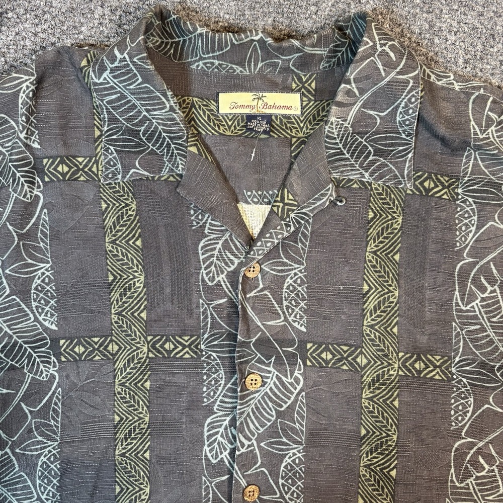 Tommy Bahama 100% Silk Hawaiian Shirt Mens XL Gray Leaf Print Collared Button Up
